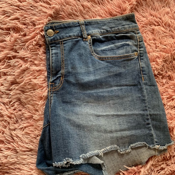 Jessica Simpson Denim Shorts with Detailed Pockets - Picture 2 of 4